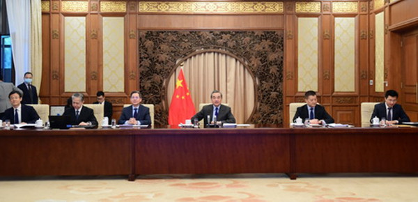 China e EUA devem trabalhar juntos para retomar o diálogo, trazer la?os de volta aos trilhos e reconstruir uma confian?a mútua, diz chanceler