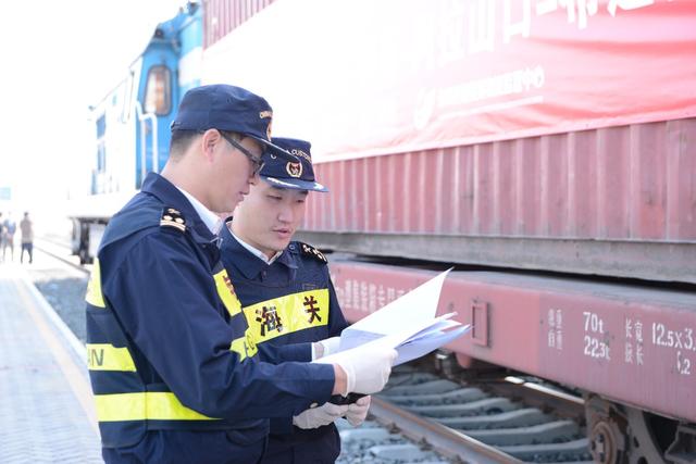 Primeiro trem de carga China-Europa para comércio eletr?nico transfronteiri?o B2C em Guangdong parte para Budapeste