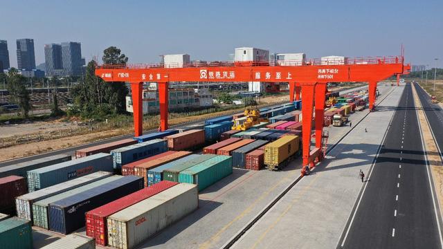 Primeiro trem de carga China-Europa para comércio eletr?nico transfronteiri?o B2C em Guangdong parte para Budapeste