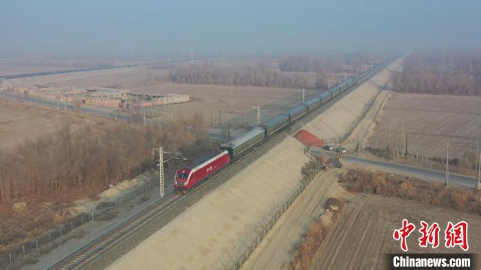 Importante ferrovia entra em opera??o no oeste da China
