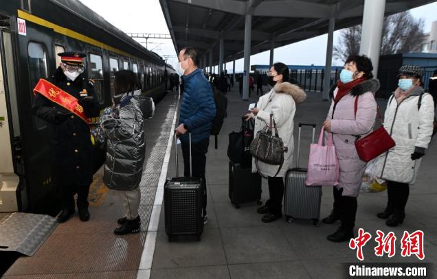 Importante ferrovia entra em opera??o no oeste da China