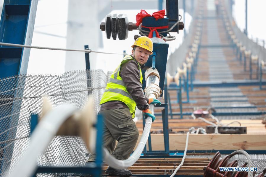 Grande Ponte do Lago Kaizhou em constru??o no sudoeste da China