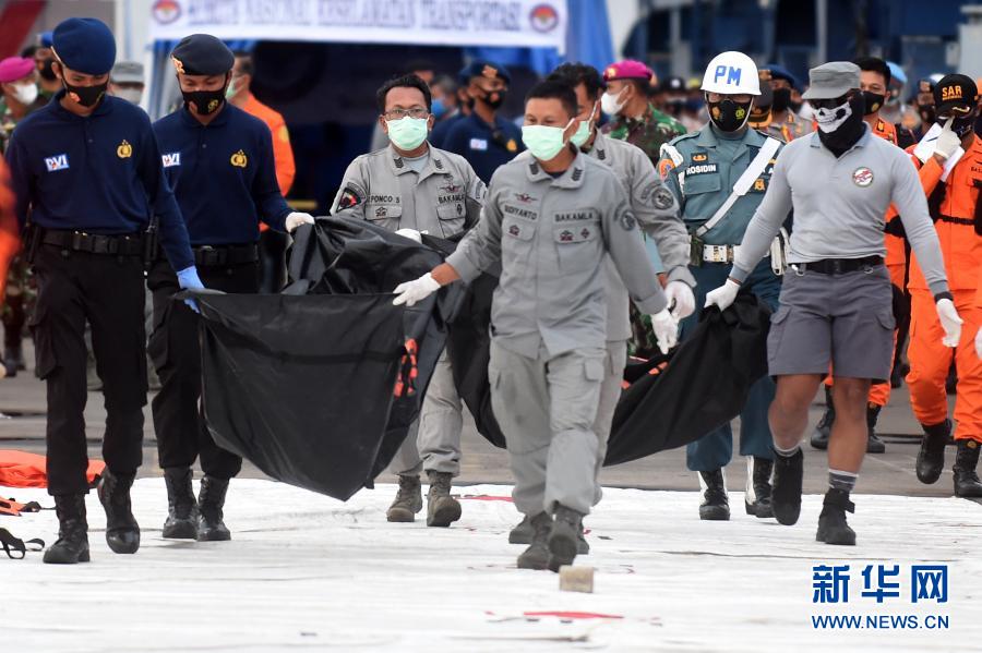 Equipe de resgate continua buscas por avi?o que caiu na Indonésia