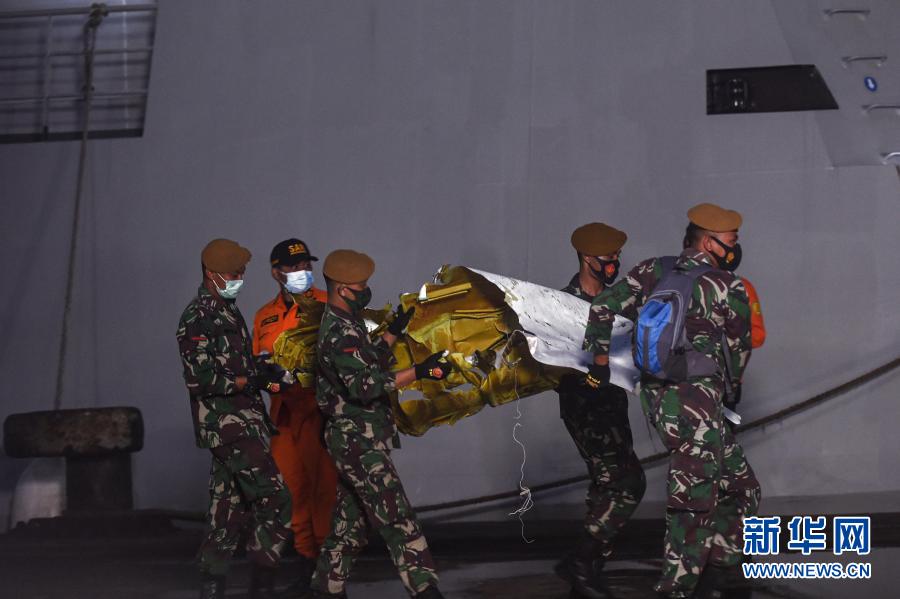 Equipe de resgate continua buscas por avi?o que caiu na Indonésia