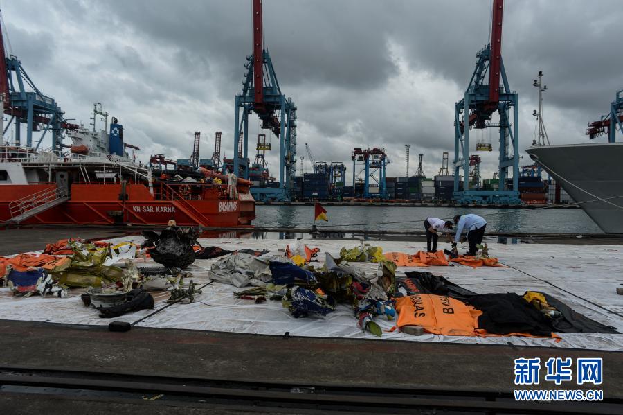 Equipe de resgate continua buscas por avi?o que caiu na Indonésia