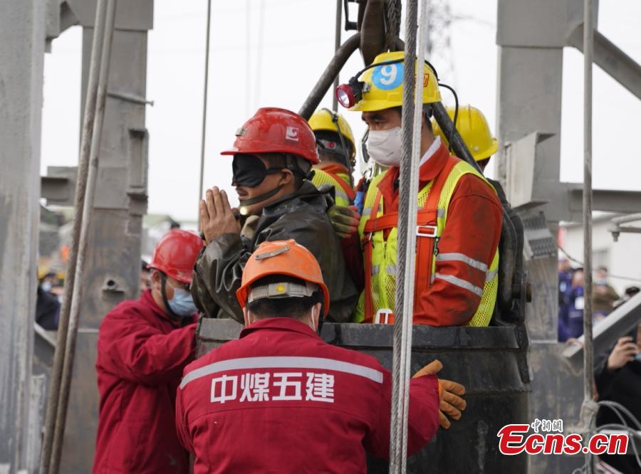 China: 11 mineiros resgatados 14 dias após explos?o