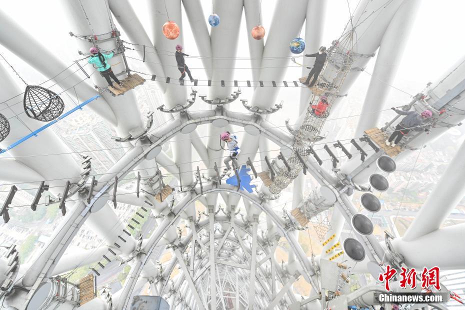 Nova oferta de divers?o na torre de Guangzhou com grande ades?o