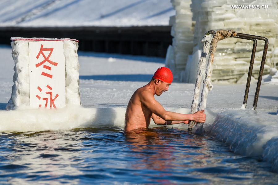 Amador de nata??o invernal enfrenta temperaturas negativas da Mongólia Interior