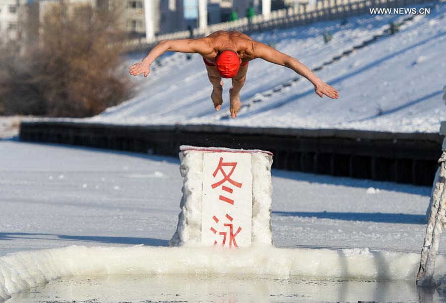 Amador de nata??o invernal enfrenta temperaturas negativas da Mongólia Interior