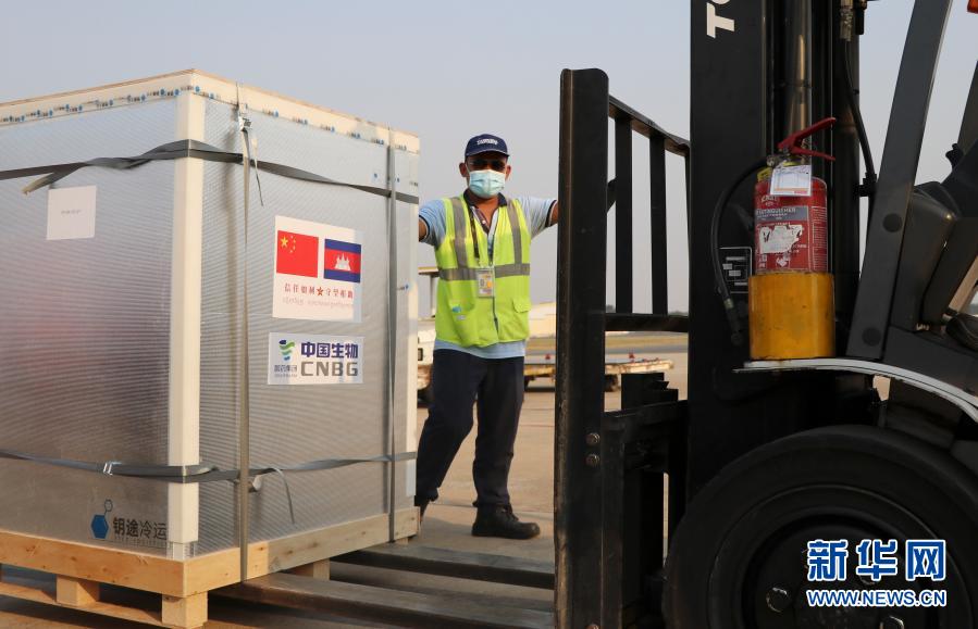 Premiê do Camboja recebe pessoalmente vacinas chinesas