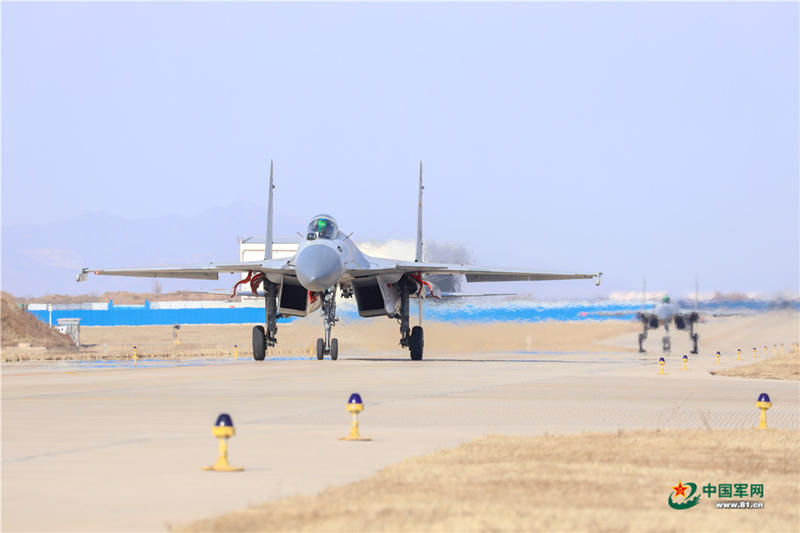 Pilotos cadetes realizam treinamento em ca?a multiuso J-15