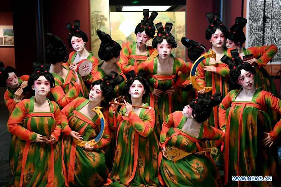 História de dan?arinas cujo espetáculo na Gala do Festival da Primavera se tornou viral online