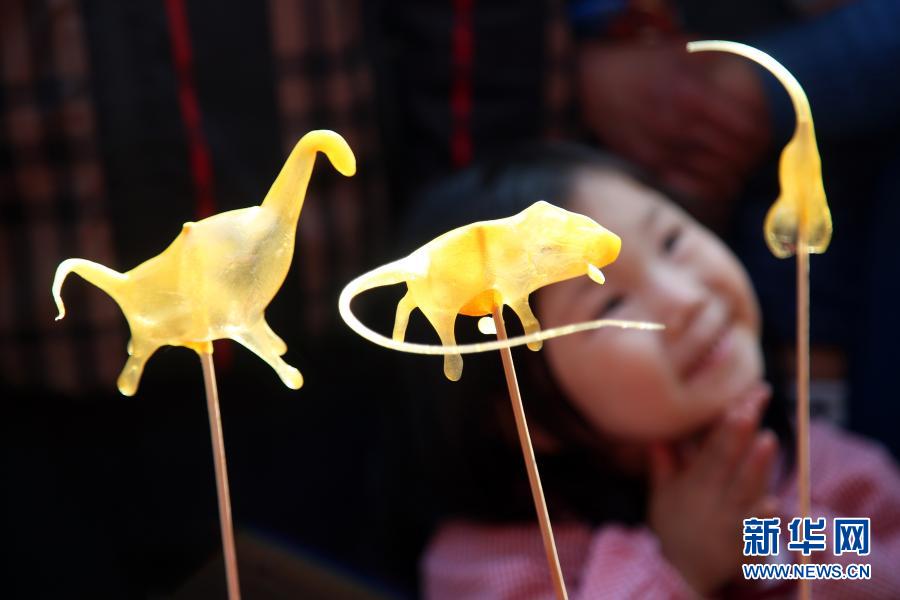 Costumes folclóricos d?o boas-vindas ao Festival das Lanternas