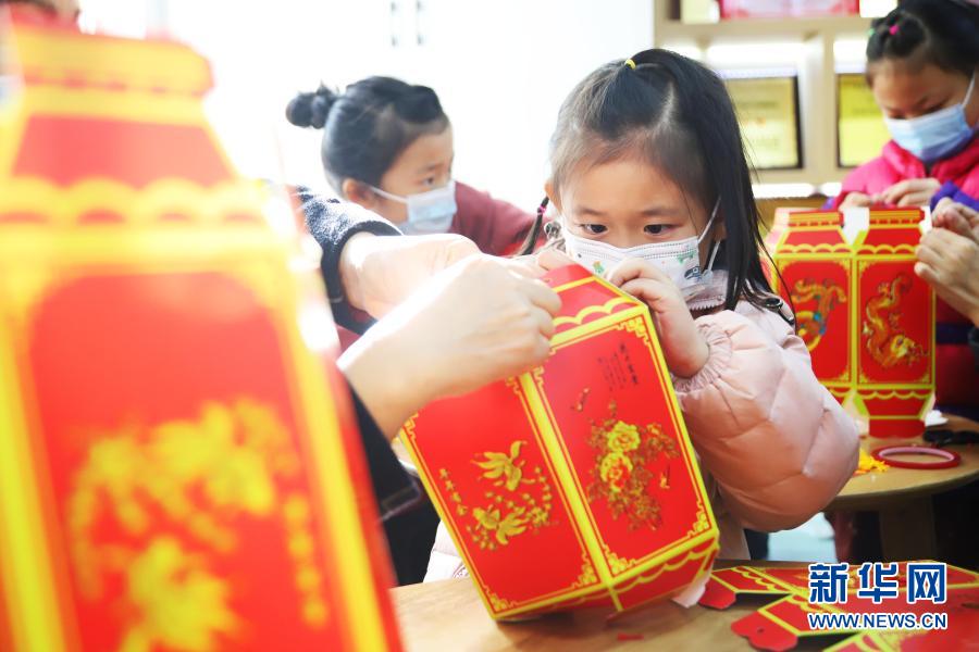 Costumes folclóricos d?o boas-vindas ao Festival das Lanternas