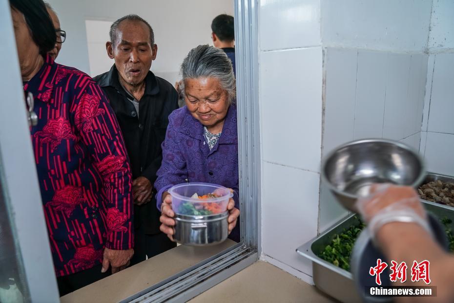 Alde?es idosos recebem almo?o gratuito diariamente