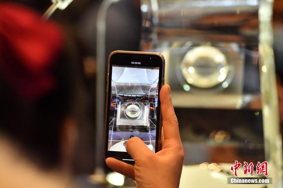 Exposi??o das amostras lunares atrai visitantes