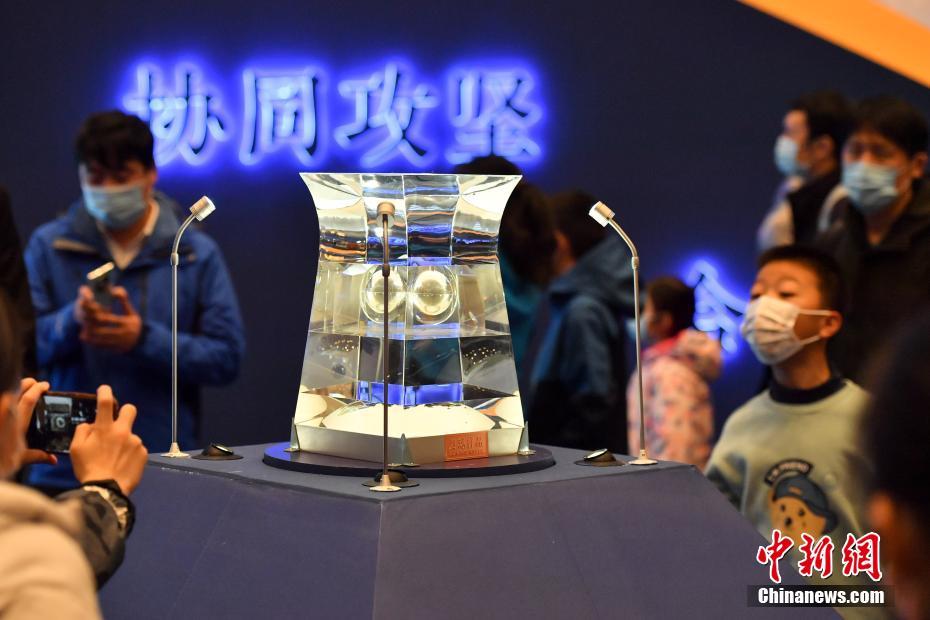 Exposi??o das amostras lunares atrai visitantes