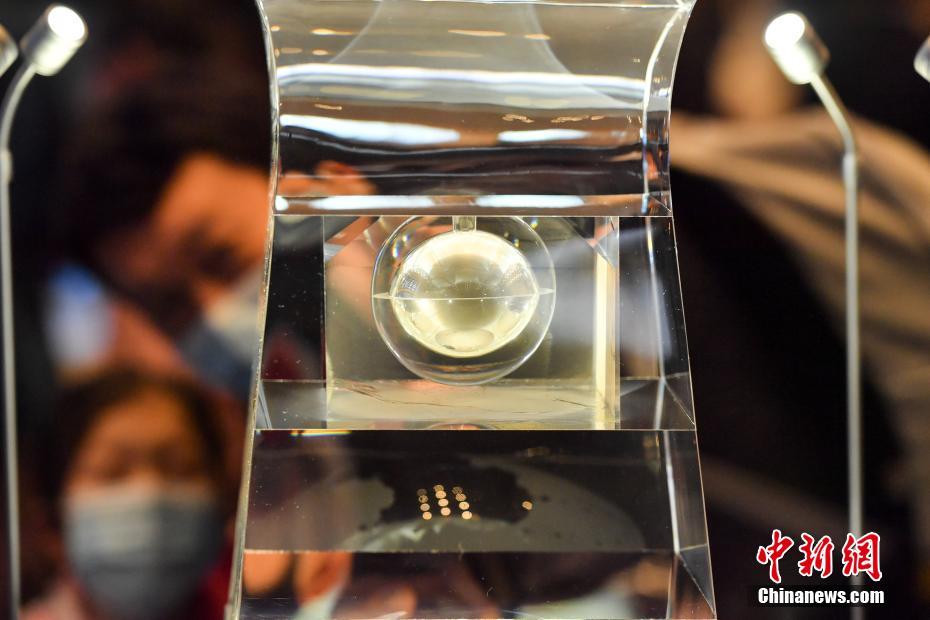 Exposi??o das amostras lunares atrai visitantes