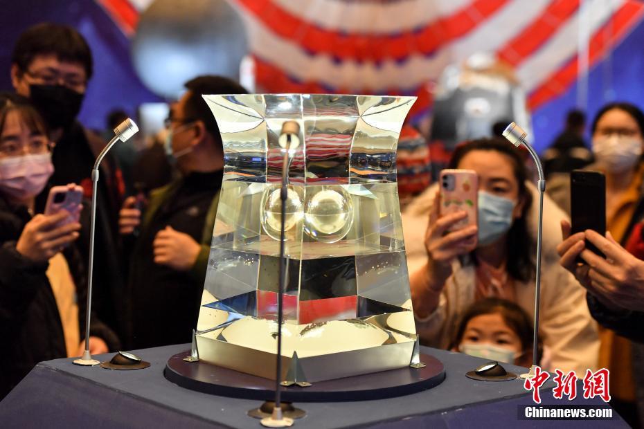 Exposi??o das amostras lunares atrai visitantes