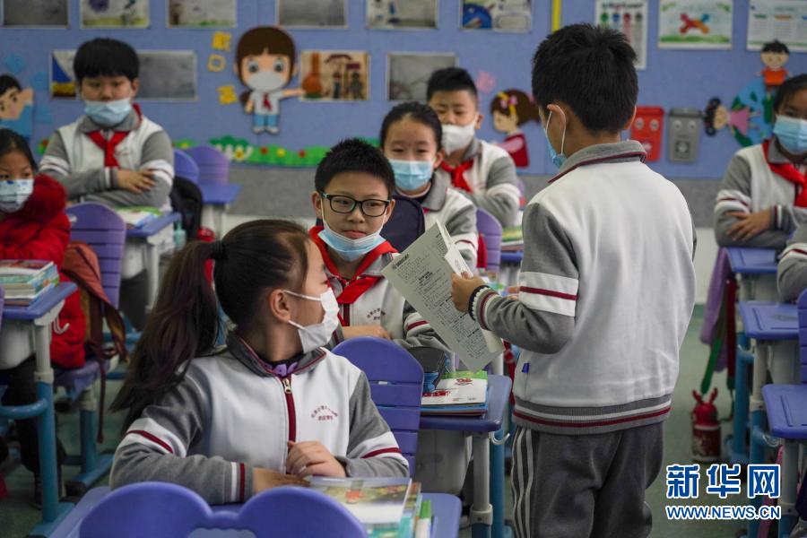 Escolas primárias e secundárias de Beijing?voltam às aulas