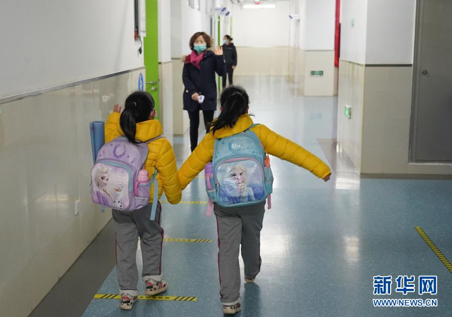 Escolas primárias e secundárias de Beijing?voltam às aulas