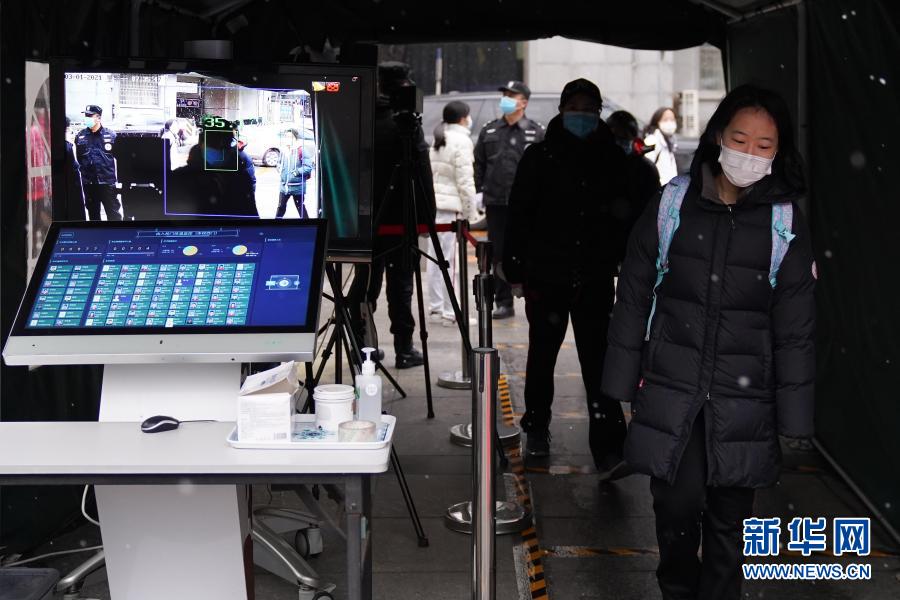 Escolas primárias e secundárias de Beijing?voltam às aulas