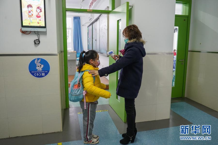 Escolas primárias e secundárias de Beijing?voltam às aulas