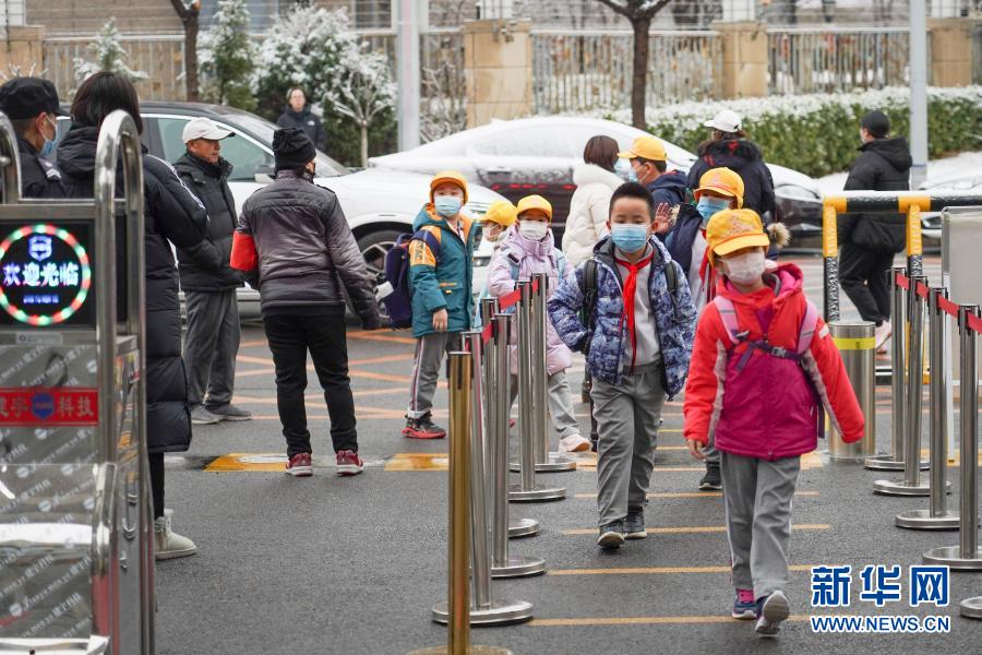 Escolas primárias e secundárias de Beijing?voltam às aulas