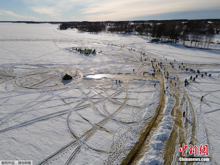 Finlandia: Equipe corta 'carrossel de gelo' gigante em lago congelado