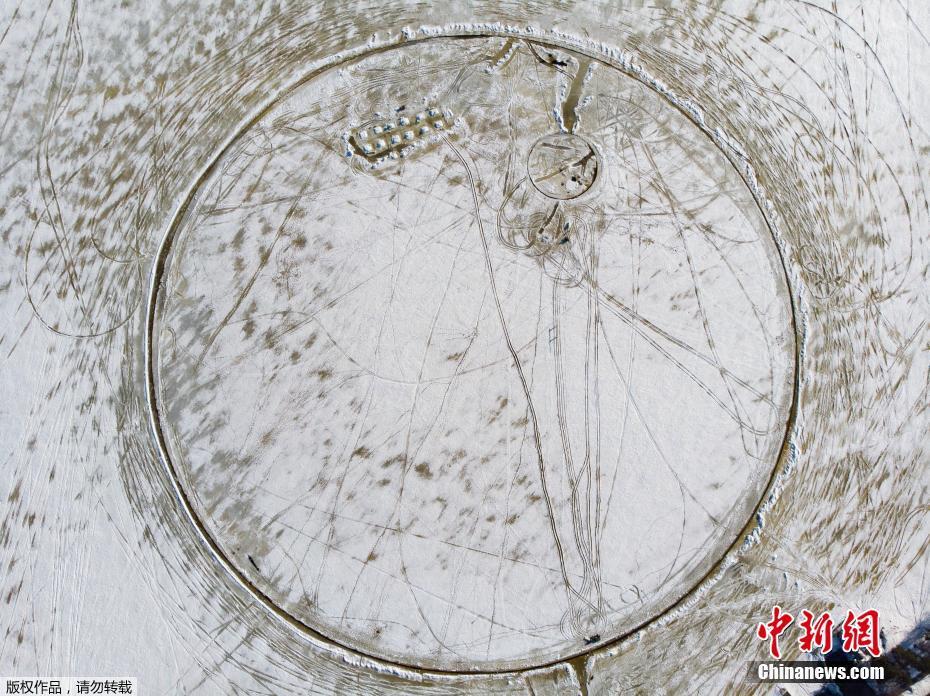 Finlandia: Equipe corta 'carrossel de gelo' gigante em lago congelado