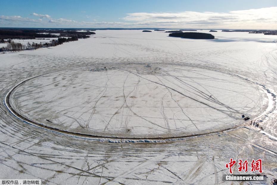 Finlandia: Equipe corta 'carrossel de gelo' gigante em lago congelado