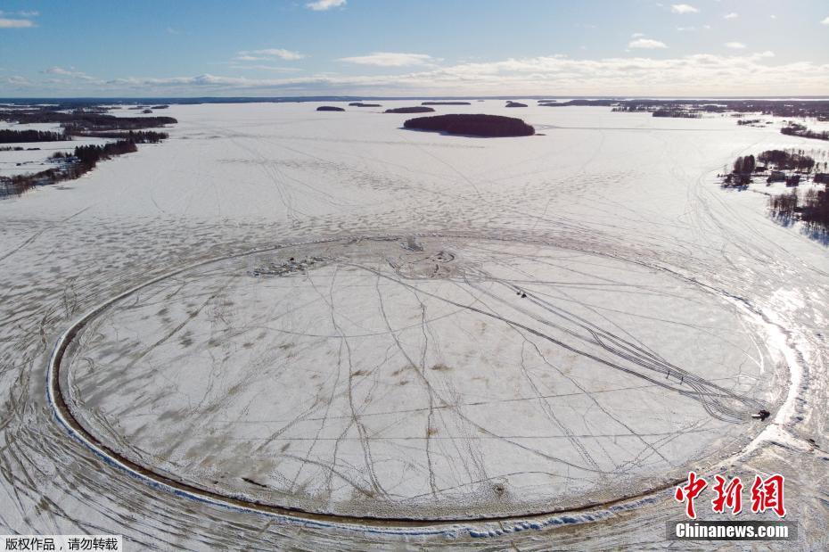 Finlandia: Equipe corta 'carrossel de gelo' gigante em lago congelado