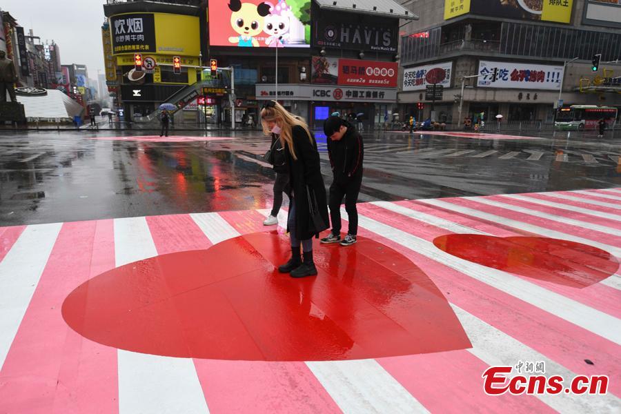 China: faixas de pedestres pintadas de rosa em comemora??o do Dia Internacional da Mulher

