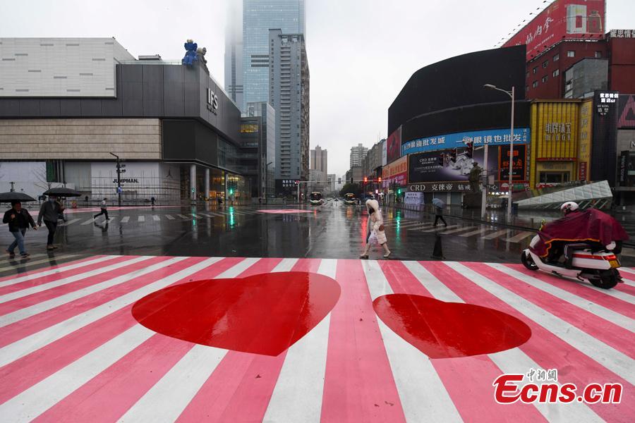 China: faixas de pedestres pintadas de rosa em comemora??o do Dia Internacional da Mulher

