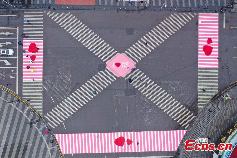 China: faixas de pedestres pintadas de rosa em comemora??o do Dia Internacional da Mulher

