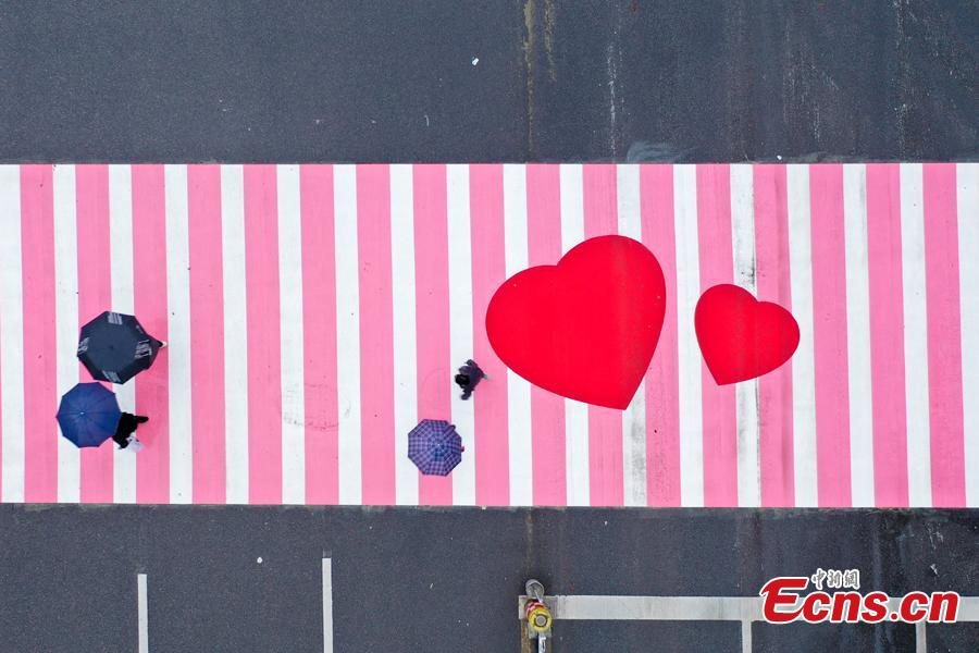 China: faixas de pedestres pintadas de rosa em comemora??o do Dia Internacional da Mulher

