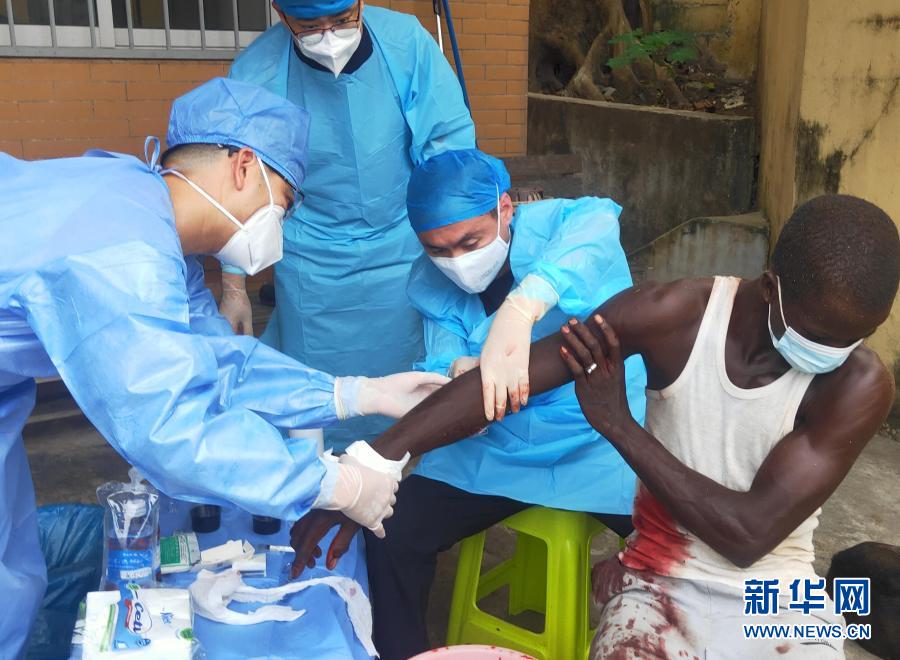 Guiné Equatorial: explos?o causa 98 mortes, equipe médica chinesa participa de opera??o de resgate