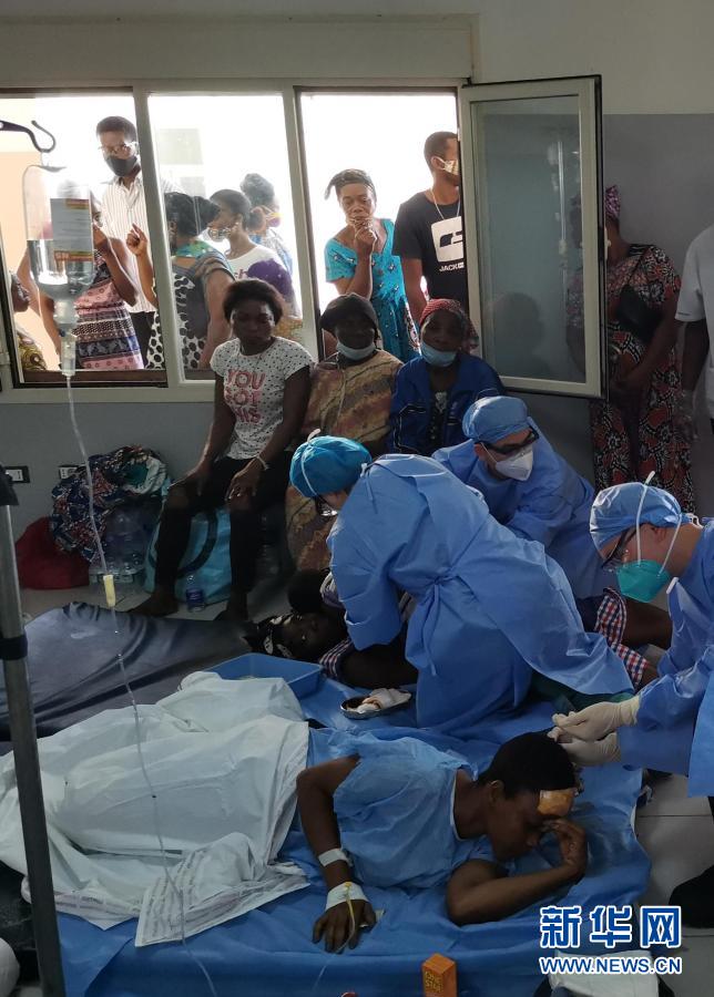 Guiné Equatorial: explos?o causa 98 mortes, equipe médica chinesa participa de opera??o de resgate