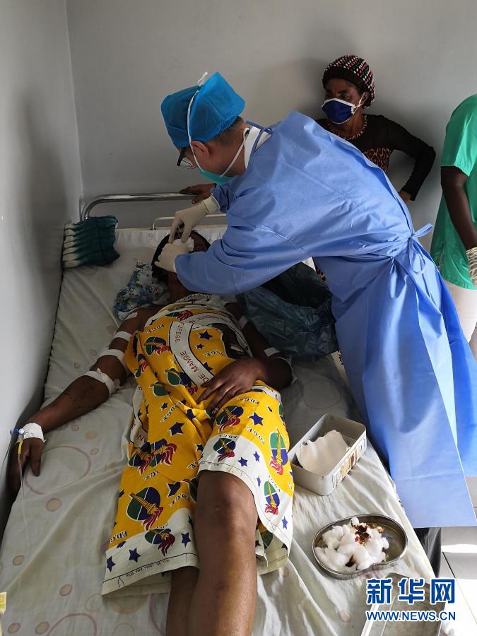 Guiné Equatorial: explos?o causa 98 mortes, equipe médica chinesa participa de opera??o de resgate