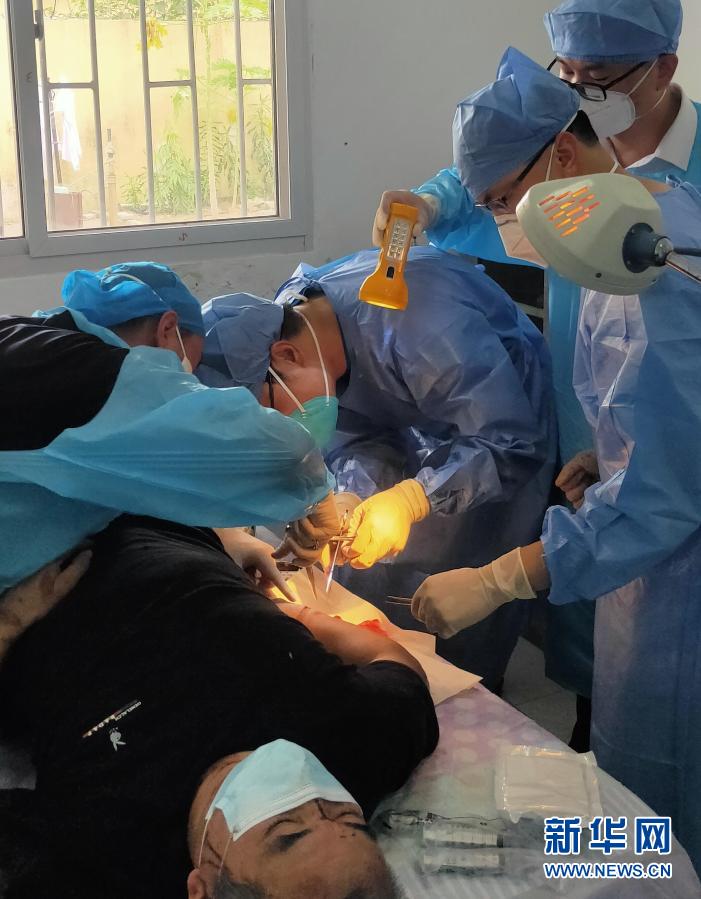 Guiné Equatorial: explos?o causa 98 mortes, equipe médica chinesa participa de opera??o de resgate