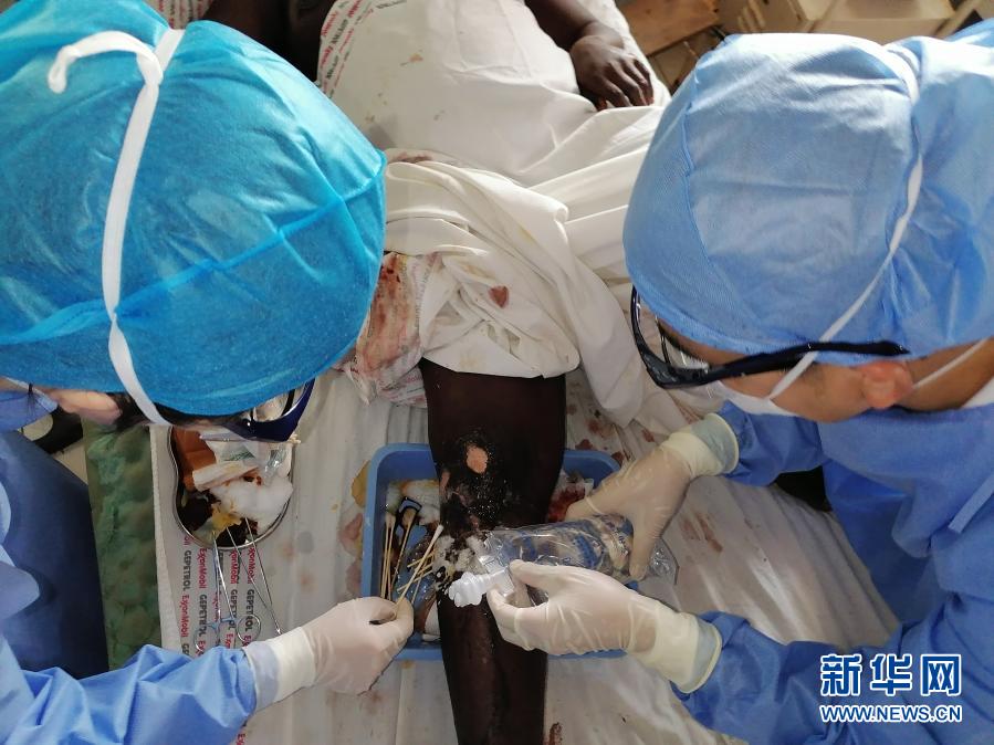 Guiné Equatorial: explos?o causa 98 mortes, equipe médica chinesa participa de opera??o de resgate