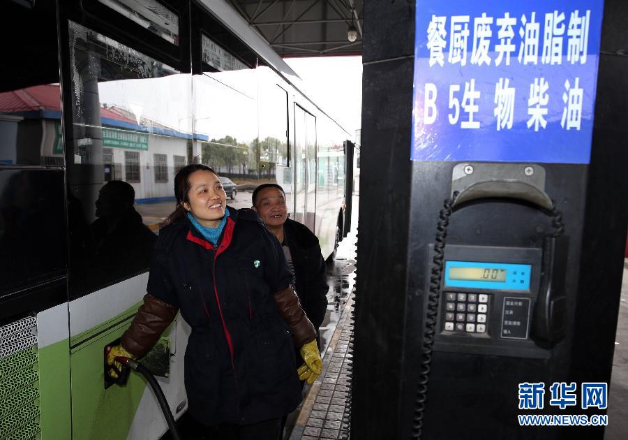 Shanghai recicla recursos de óleos residuais de cozinha criando biodiesel para ?nibus