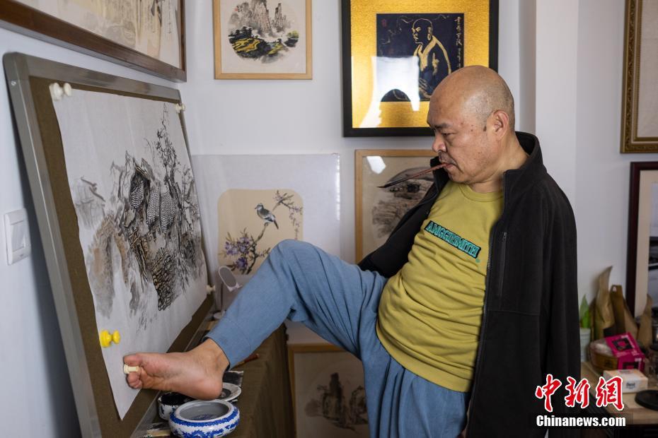 Chongqing: Artista sem bra?os “pinta” uma vida maravilhosa