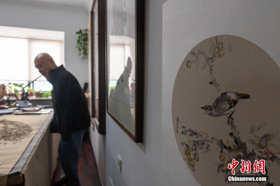 Chongqing: Artista sem bra?os “pinta” uma vida maravilhosa