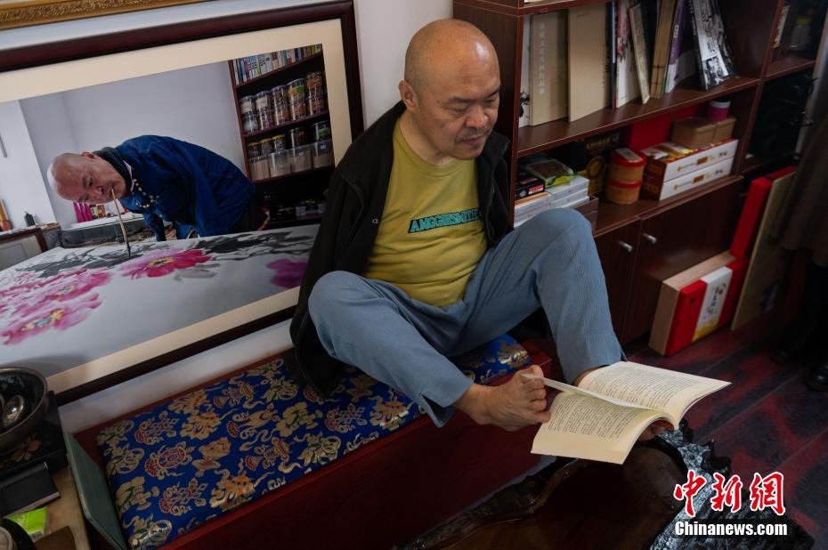 Chongqing: Artista sem bra?os “pinta” uma vida maravilhosa