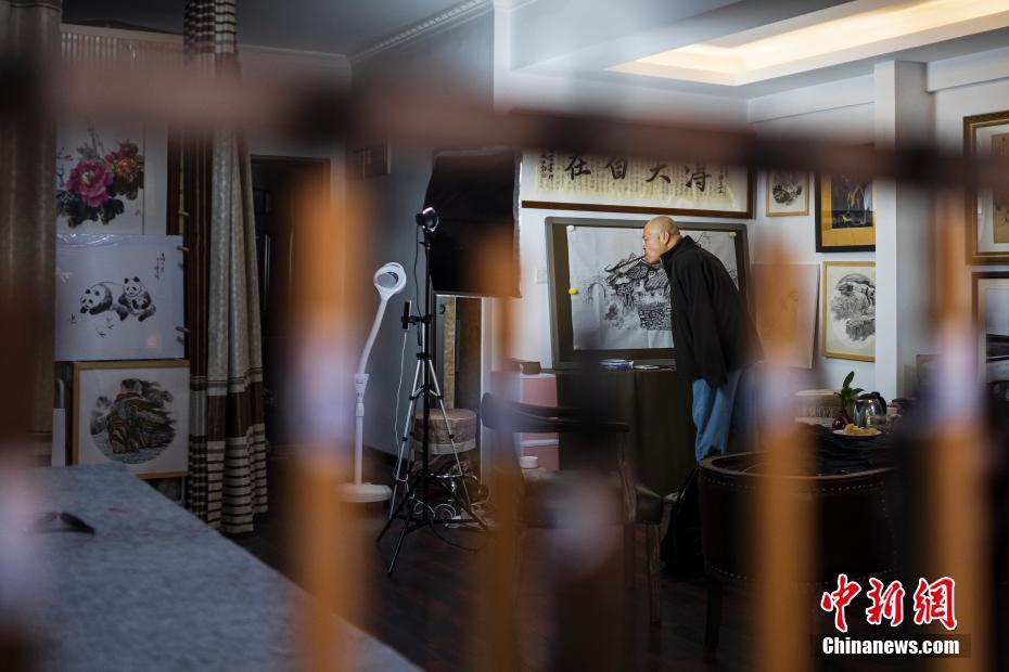 Chongqing: Artista sem bra?os “pinta” uma vida maravilhosa