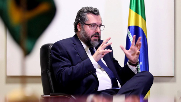 Ministro das Rela??es Exteriores e ministro da Defesa do Brasil renunciam cargo