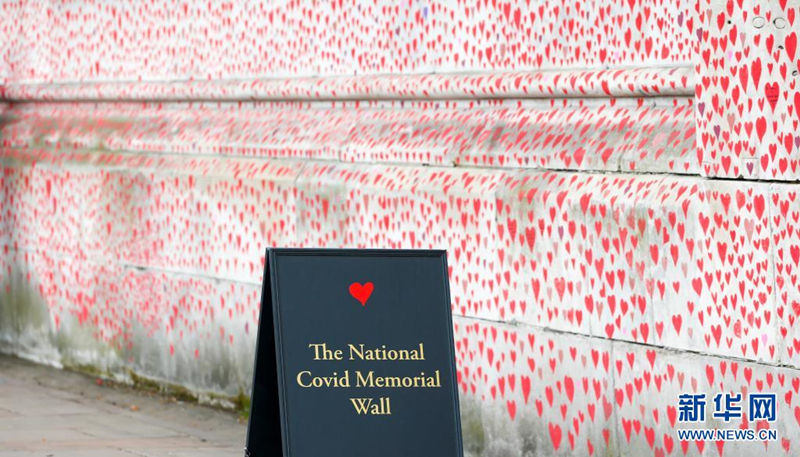 Parede tem cora??es pintados como memorial às mortes da Covid-19