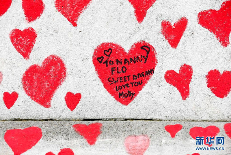 Parede tem cora??es pintados como memorial às mortes da Covid-19