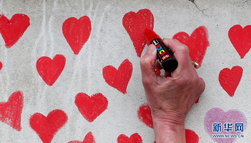 Parede tem cora??es pintados como memorial às mortes da Covid-19